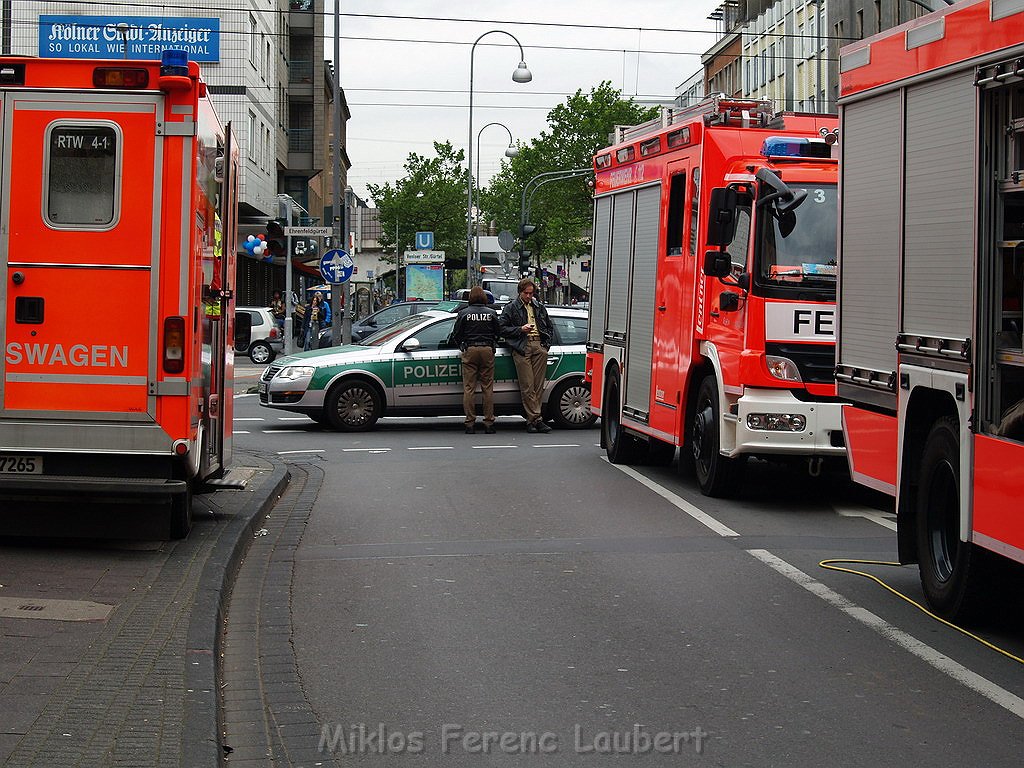 Schwerer Kellerbrand Koeln Ehrenfeld Venloerstr P051.JPG